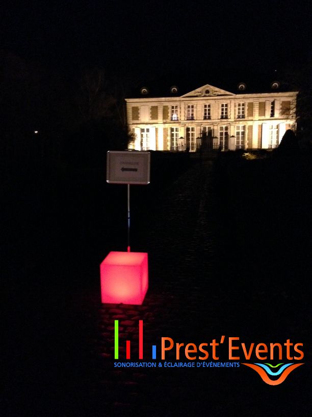 Cube lumineux led sans fil sur batterie autonome DekoBase MOBILED Décoration Mobilier lumineux extérieur PrestEvents