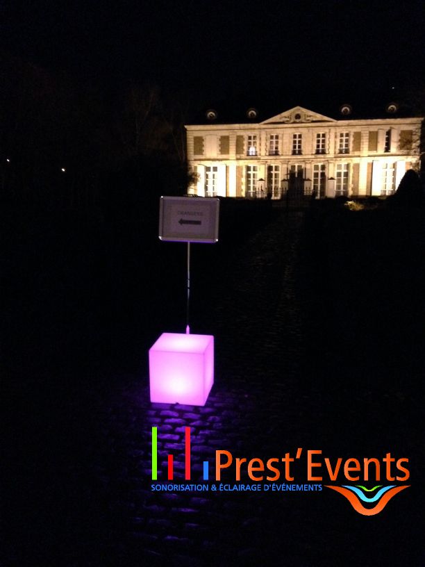 Cube lumineux led sans fil sur batterie autonome DekoBase MOBILED Décoration Mobilier lumineux extérieur PrestEvents