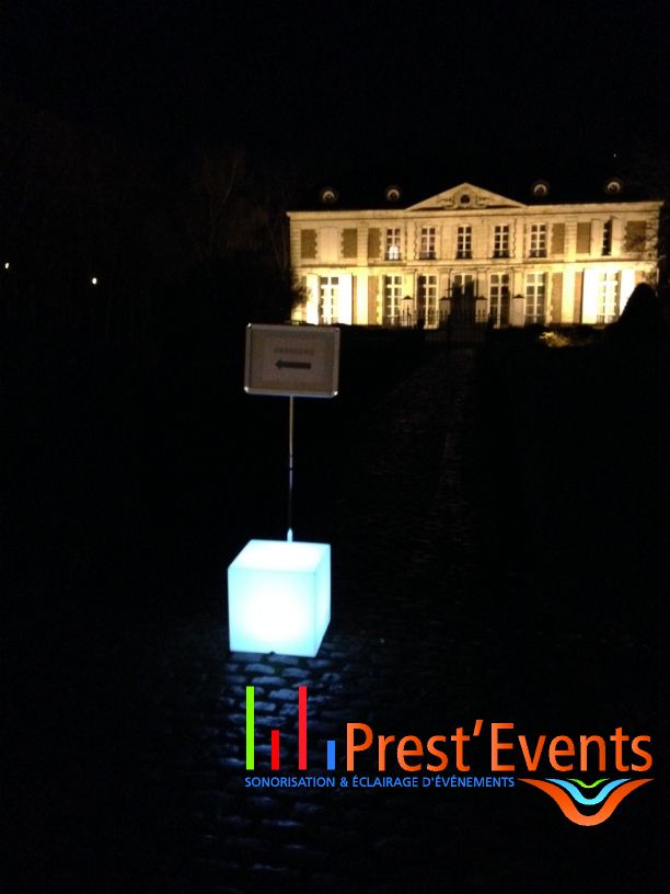 Cube lumineux led sans fil sur batterie autonome DekoBase MOBILED Décoration Mobilier lumineux extérieur PrestEvents